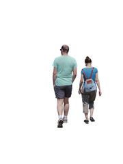 Jeune couple en promenade en été, l'homme à les mains dans les poches et la jeune femme à un...