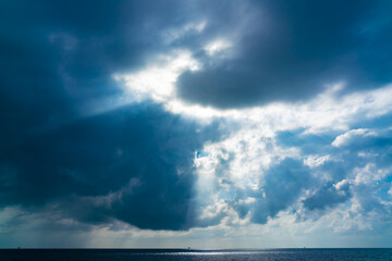Obraz premium View of the sky and sea in the middle of the Gulf of Thailand.