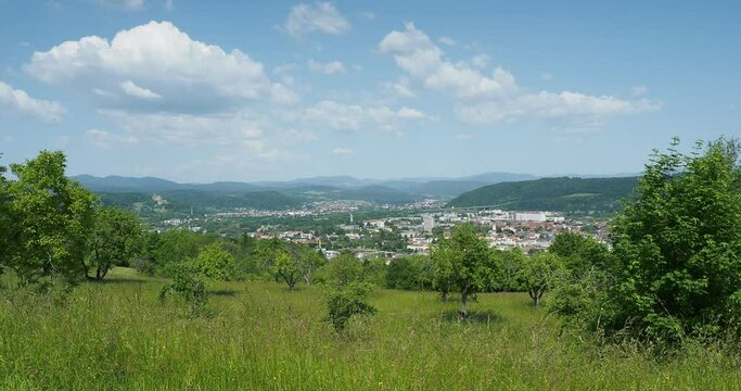 Die Stadt L&ouml;rrach aus Tullinger Berg und Streuobstwiesen. Blick auf die Innenstadt Richtung Nordosten, Wiesentalbr&uuml;cke, Brombach und S&uuml;dschwarzwald am Horizont