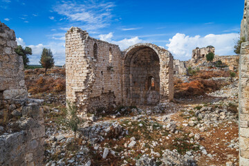 Fototapeta na wymiar Ruins of castle in Kizkalesi