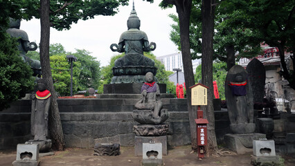 Fototapeta na wymiar Famous statues in various parts of Japan