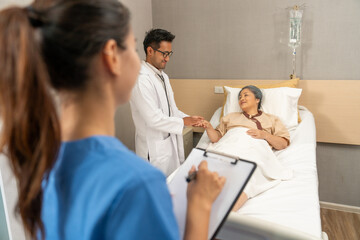 Obraz premium Doctors and nurses check patient outcomes in the recovery room after treatment.