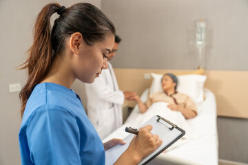 Obraz premium Doctors and nurses check patient outcomes in the recovery room after treatment.