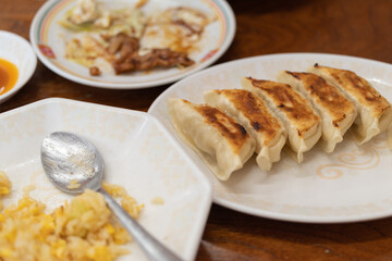 チャーハンを食べる