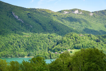 Le lac d'Aiguebelette en Savoie