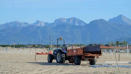 Strand von Viareggio in Italien mit Traktor