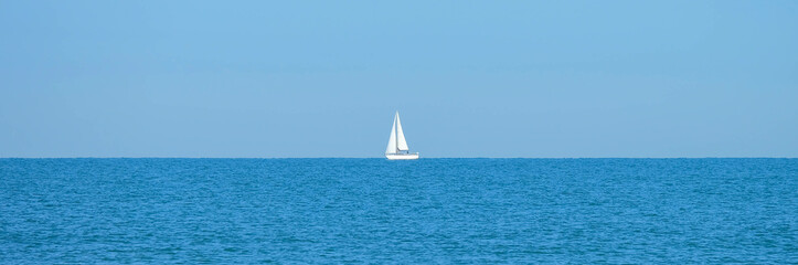 Strand von Viareggio in Italien mit Segelboot