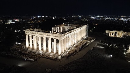 Fototapeta premium Foto acrópolis de noche vista aéria drone ciudad de Atenas , Grecia