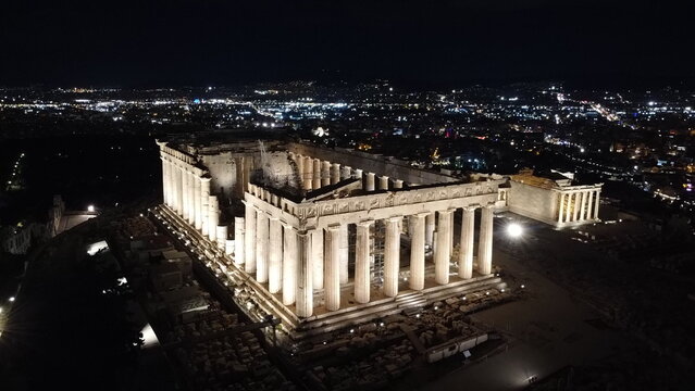 Foto acr&oacute;polis de noche vista a&eacute;ria drone ciudad de Atenas , Grecia
