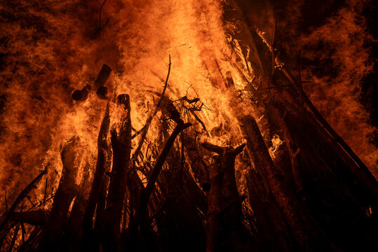 Sonnwendfeuer. Scheiterhhauefen