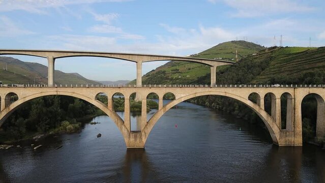 Vista Panor&acirc;mica das pontes na R&eacute;gua, Douro Portugal