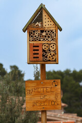 Hotel de insectos de fabricación casera en madera, Onil, España