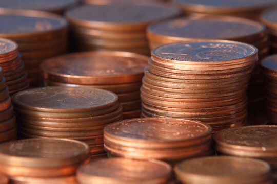 Monedas de centimos europeos apilados y agrupados