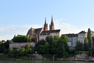 Fototapeta na wymiar Häuser und Münster am Rheinufer in Basel