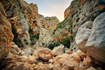 Sardynia, park narodowy, wąwóz, kanion Su Gorropu, skały, góry, ogromne kamienie, wąski przesmyk koło miasta Nuoro - obrazy, fototapety, plakaty