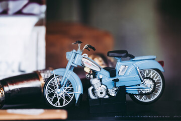 Moto vintage miniature posée sur une étagère - Décoration d'intérieur collection