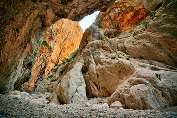 Sardynia, park narodowy, wąwóz, kanion Su Gorropu, skały, góry, ogromne kamienie, wąski...
