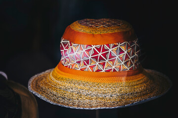 Accessoire de mode féminine grand chapeau de paille avec du tissu coloré