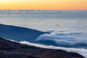 Passatwolken an den Hängen des Teide auf Teneriffa nach Sonnenuntergang
