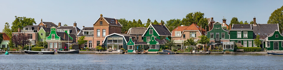 Zaanse Schans das weltberühmte Windmühlen-Dorf in Holland. Panoramaansicht auf die holländischen Holzhäuser vom historischen Dorf Zaandijk.