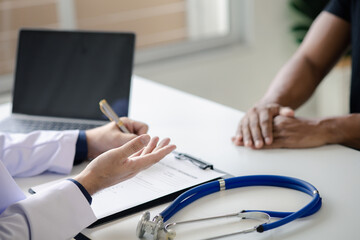 Doctor are recommending medicines to patients after being examined and diagnosed by the patient's doctor, the concept of treatment and symptomatic medication dispensing by the pharmacist.