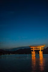 Tuinposter 広島 日没後の海に浮かぶ厳島神社の幻想的な鳥居 © ryo96c
