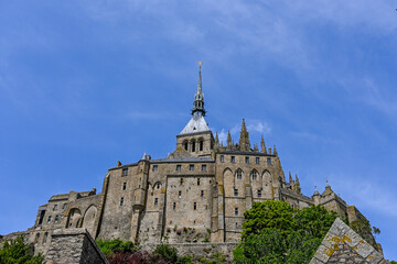 Fototapeta premium Mont Saint-Michel, Abtei, Felseninsel, Kloster, Insel, Abteikirche, Befestigungsanlage, Granitfelsen, Gezeiten, Bretagne, Sommer, Frankreich