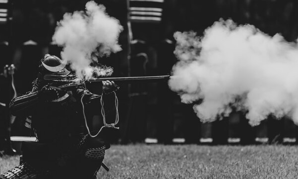 火縄銃の射撃（Samurai firing matchlock gun）