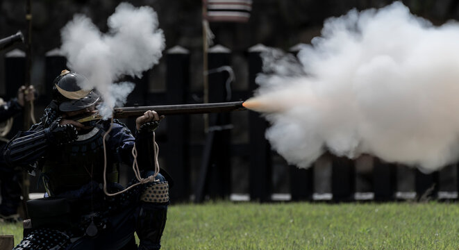 火縄銃の射撃（Samurai firing matchlock gun）
