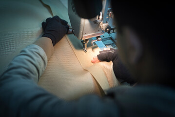 Pelletteria, made in Italy, cucire e tagliare stoffa