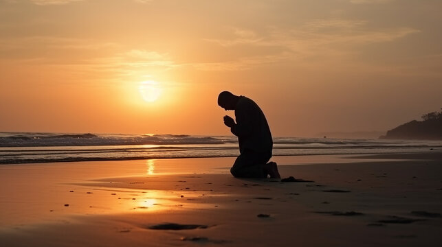 homem em ora&ccedil;&atilde;o ao ar livre com lindo por do sol, f&eacute; crist&atilde; 