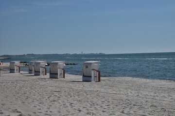 Weiße Strandkörbe am Strand von Sierksdorf an der Ostsee