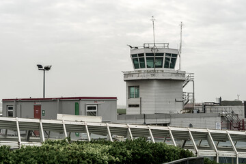 Lotnisko Newcastle w szary, mglisty dzień, widok z zewnątrz. Wieża kontroli lotów. 