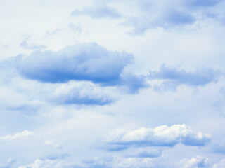 Cielo con nubes azules
