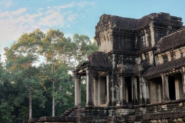 Obraz premium Standing amidst the ruins of Angkor, Cambodia, is an abandoned medieval Khmer building that echoes stories of a bygone era.