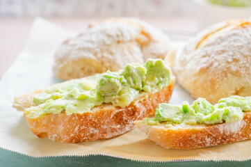 パンにのせたアボカドディップ