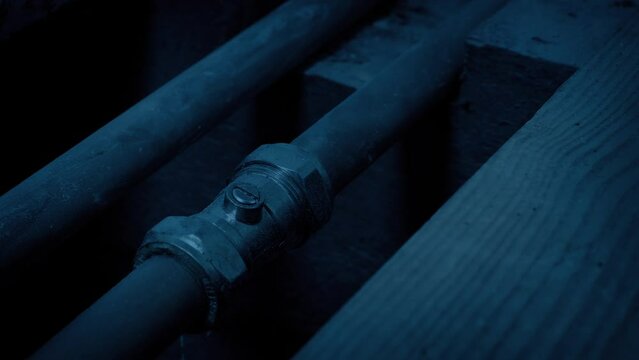Fast Leaking Pipe In The Dark