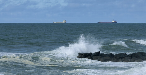 Navire de commerce à l'horizon près de la côte