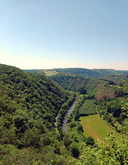 Blick auf den Fluss Sauer vom Aussichtspunkt Predigtstuhl zwischen Erpeldange und Bourscheid-Moulin...