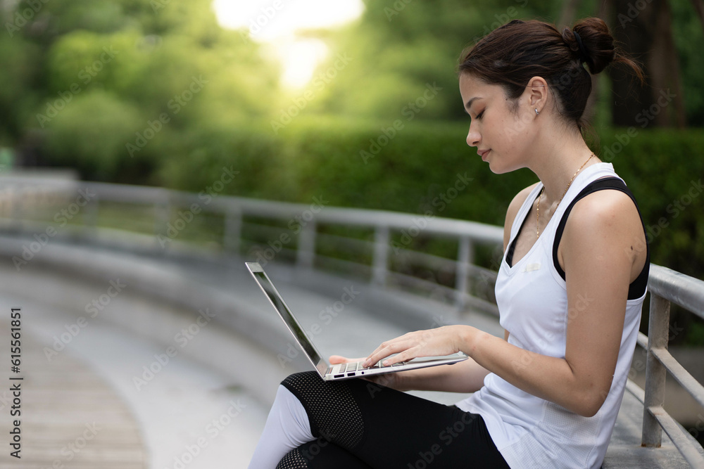 Aufkleber concept of online education. man use online education training and e-learning webinar on internet fo