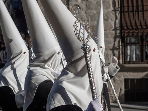 Nazarenos desfilando durante la celebraci&oacute;n de la Semana Santa de Baeza, Jaen.