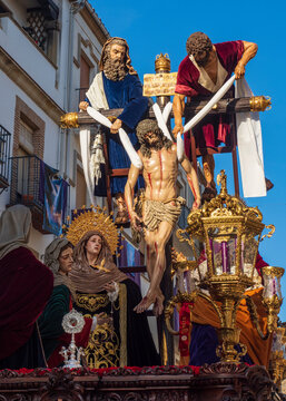 Trono de Jesucristo en la cruz durante la celebraci&oacute;n de la Semana Santa de Baeza, Jaen