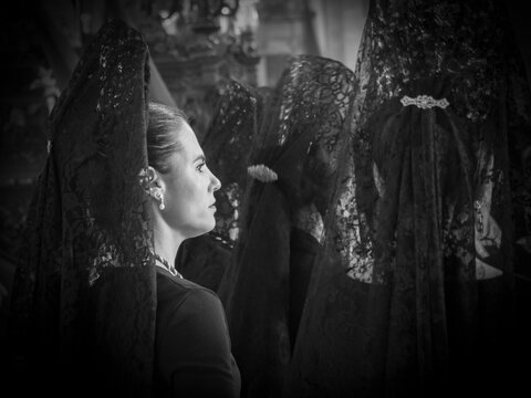 Mujer con mantilla y peineta durante la celebraci&oacute;n de la Semana Santa de Baeza