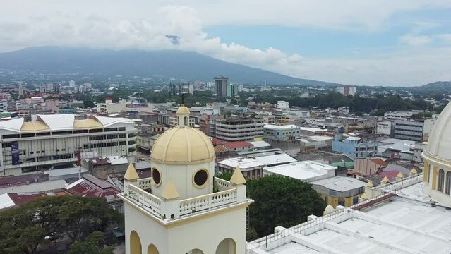 Vista aerea contemplativa Catedral Metropolitana de San Salvador en El Salvador