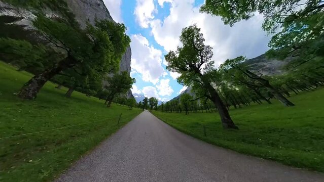 Fahrt durch den Ahornboden im Karwendelgebirge in den &ouml;sterreichischen Alpen mit Blick auf die Berge und sich kreativ verschiebenden Sph&auml;ren in der Panorama Perspektive - Video und Audio