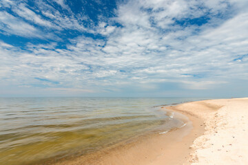Obraz premium Krajobraz morski, relaks na piaszczystej plaży, niebo z chmurami, Polska