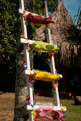 Escalera con botellas de colores en un parque 