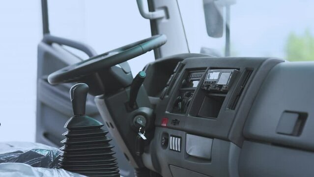 Truck interior, truck body, new truck