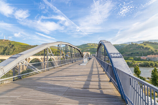Vista da Ponte pedonal da R&eacute;gua no Douro Portugal