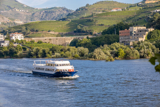 Vista da vila da R&eacute;gua no Douro Portugal